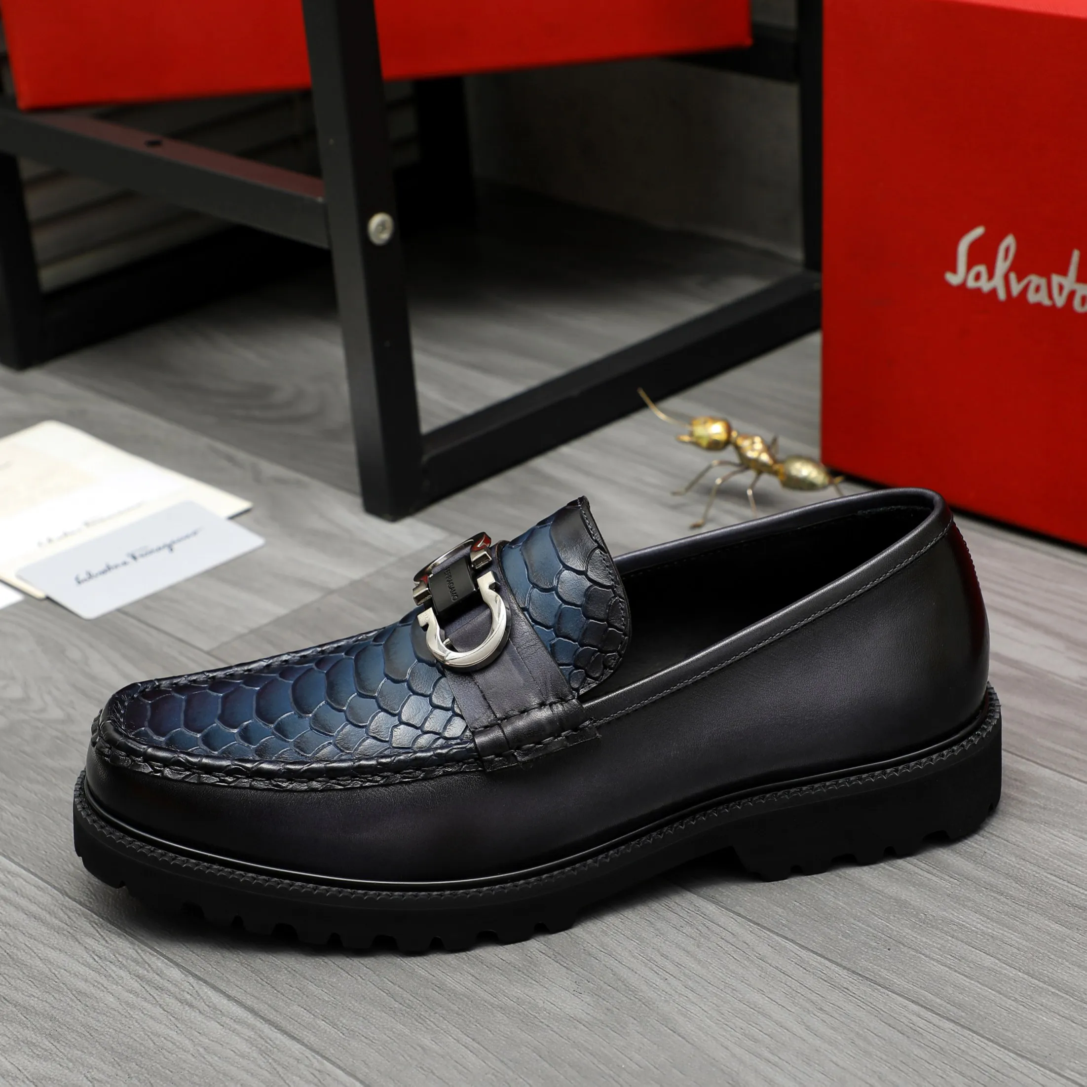 Men's shoes 💰540 Product trademark: Ferragamo "Ferragamo" business slip-on leather shoes Regular size: 38-44 (45.46 custom-made, non-returnable) Product materials: Selected high-quality color-brushed snake-print cowhide upper, cowhide lining, original outsole